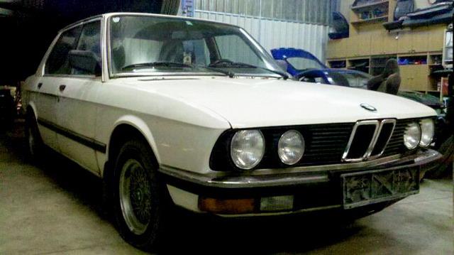 Retro Rides White Pearl 84' BMW E28 524td